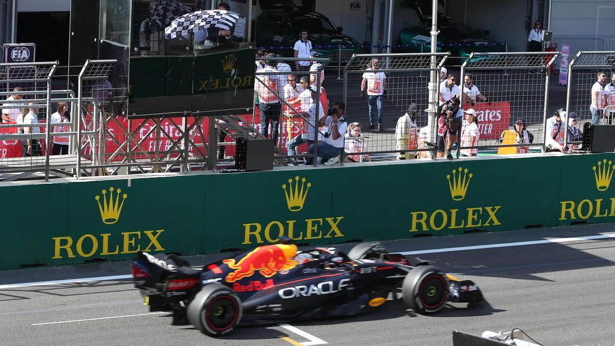 Verstappen ve la bandera a cuadros en bakú