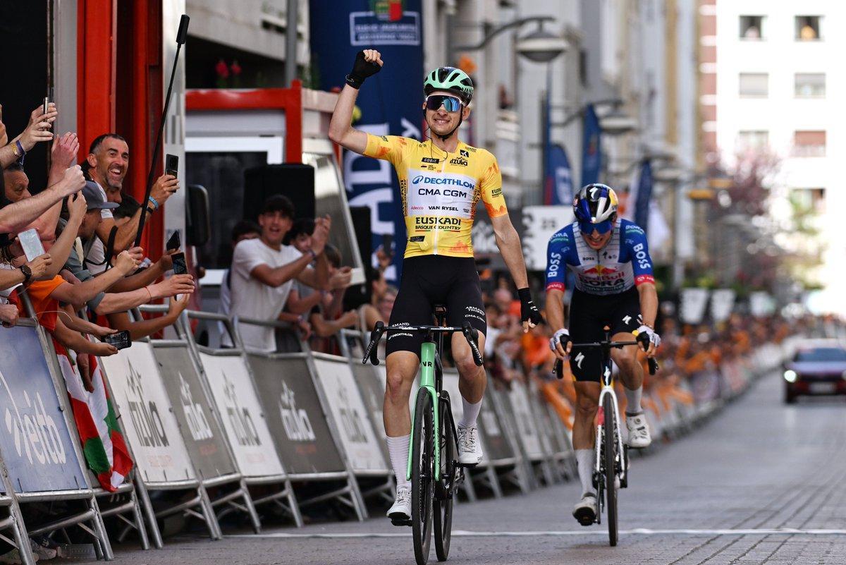 Paul Seixas se impone en la cuarta etapa de la Itzulia por delante de Florian Lipowitz.