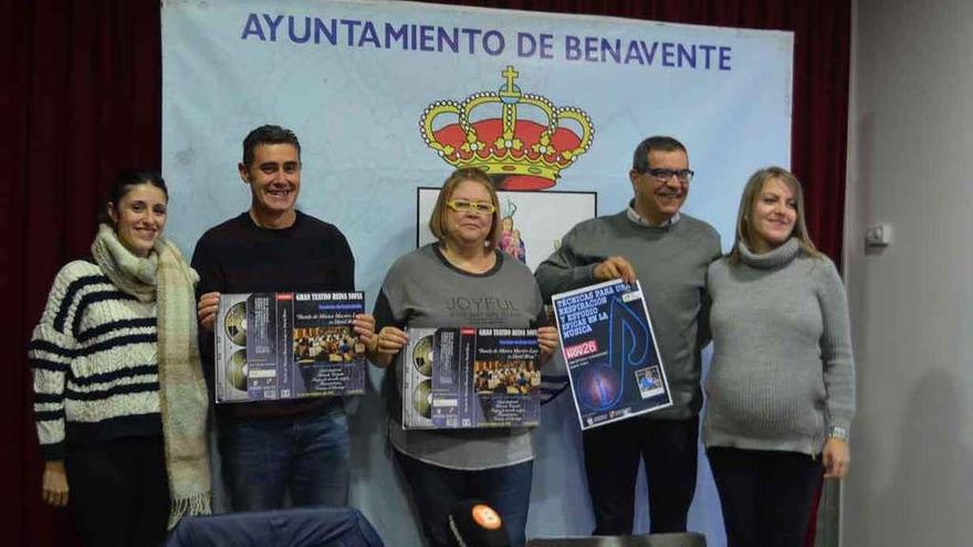 Representantes de &quot;Maestro Lupi&quot; y la concejala de Cultura (en el centro) tras la presentación.