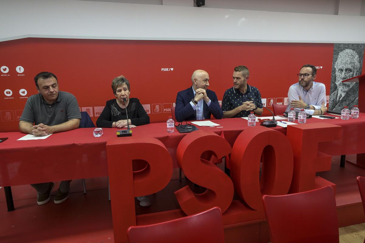 La mesa que ha presidido la asamblea general del PSOE de Elche esta tarde