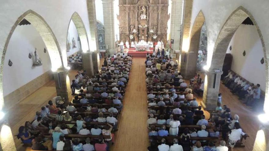 La iglesia de San Cristóbal de Entreviñas en una pasada fiesta .