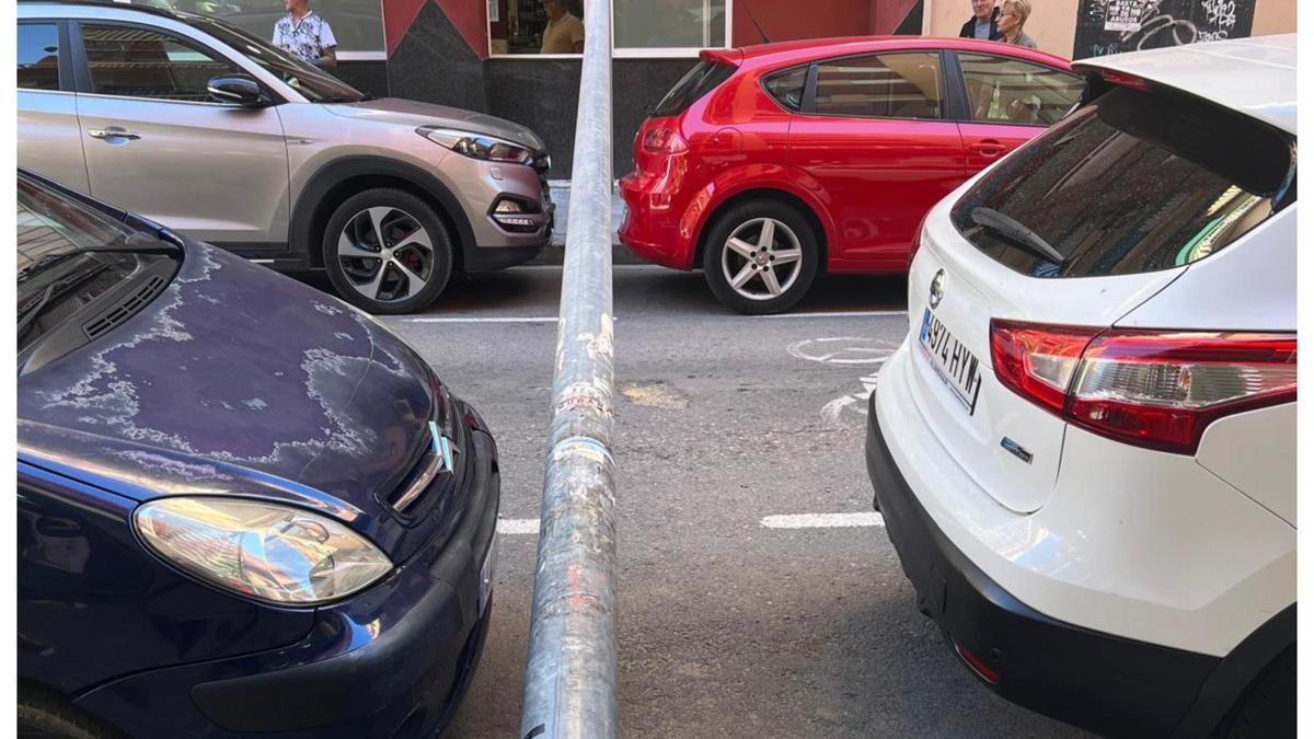 La farola caída entre los coches