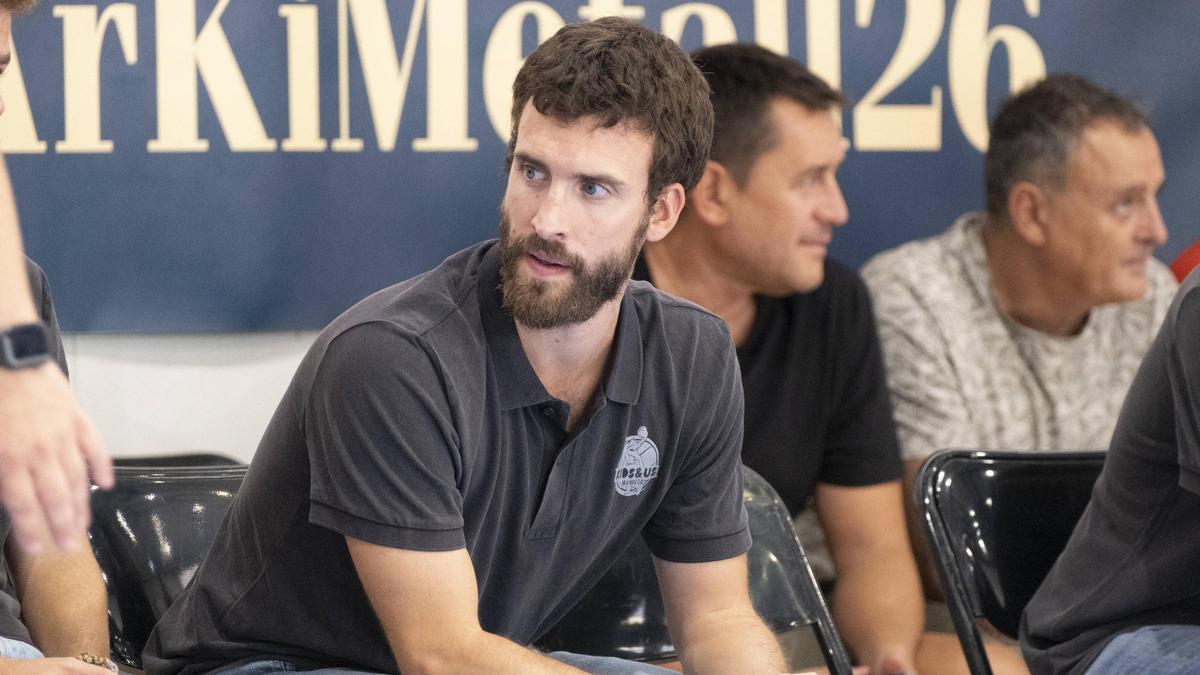 Carlos Flores, a la banqueta durant el partit