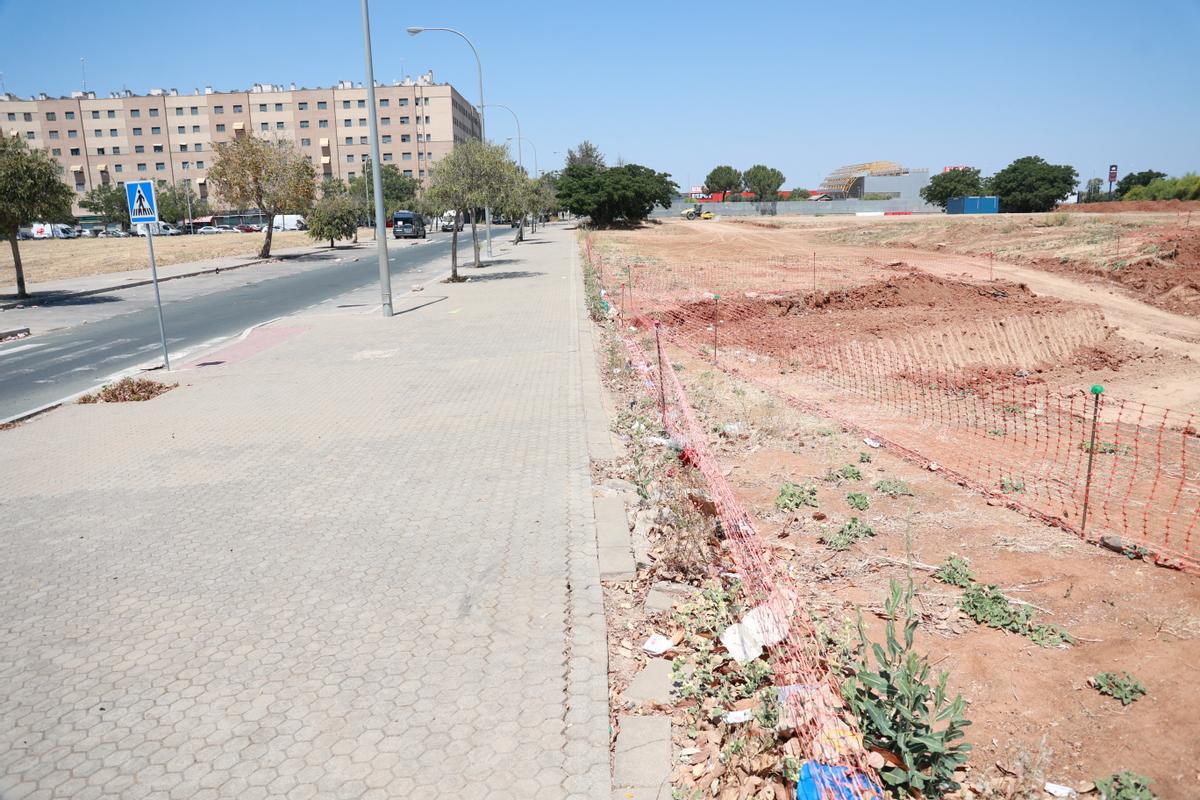 Obras de la línea 3 del metro de Sevilla junto a la calle Estrella Deneb en Pino Montano. A 03 de junio de 2024, en Sevilla (Andalucía, España). El tráfico de la calle Estrella Deneb de Pino Montano se cierra al tráfico rodado por la obra del tramo norte de la línea tres del metro de Sevilla. Las obras del primer subtramo del tramo norte de la línea tres del metro de Sevilla, destinado a conectar el barrio de Pino Montano con el Prado de San Sebastián y enlazar con la línea uno, se iniciaron el pasado 8 de abril. 03 JUNIO 2024 Rocío Ruz / Europa Press 03/06/2024 / Rocío Ruz;category_code_new;