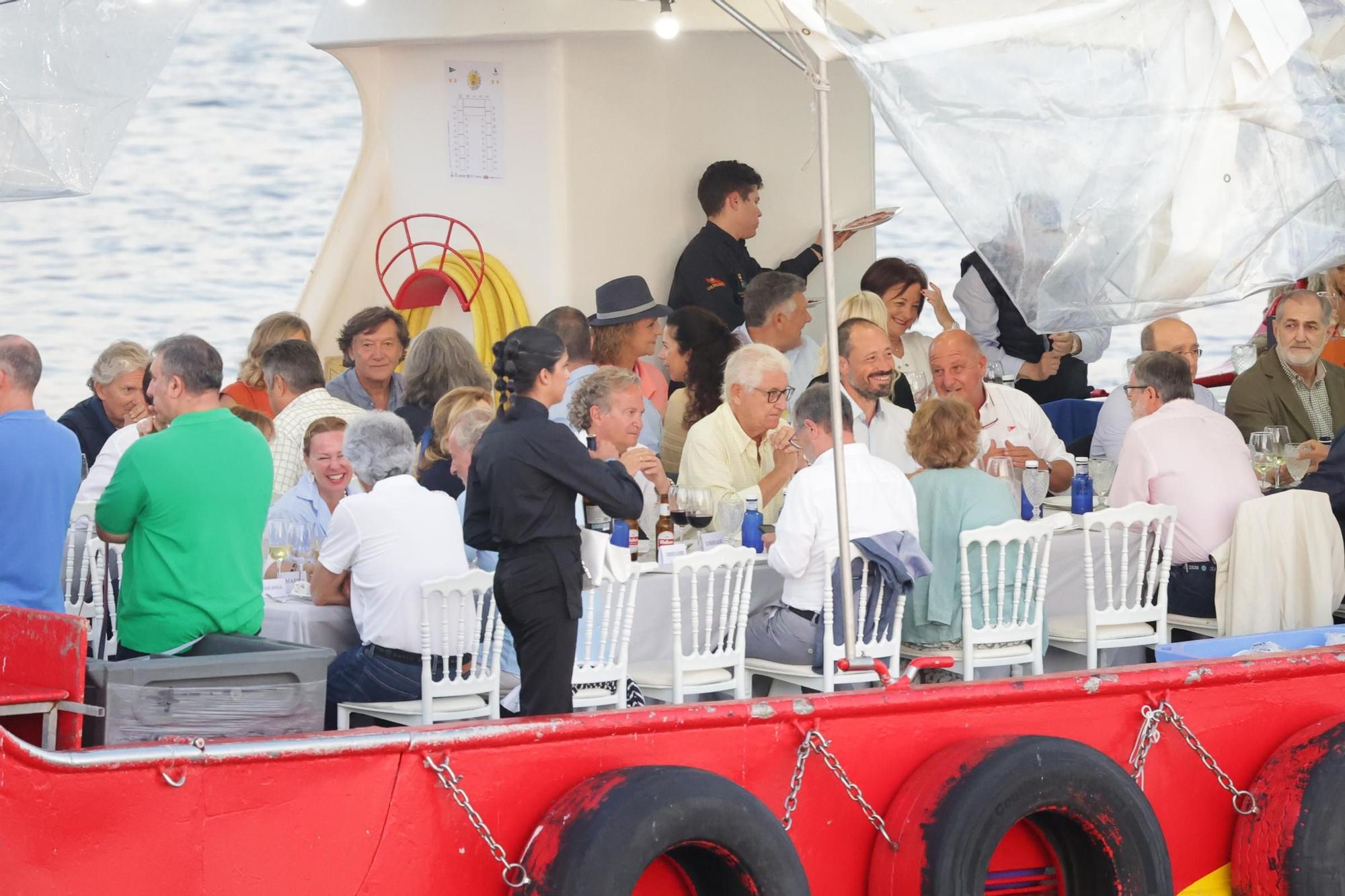 La multitudinaria cena del rey emérito y la infanta Elena a bordo de un 'bateeiro' por aguas de Sanxenxo