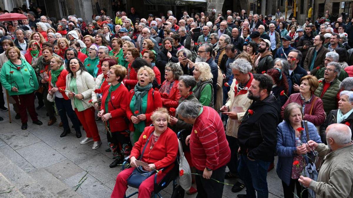 Numerosos pontevedreses se sumaron a la celebración ante el Principal.