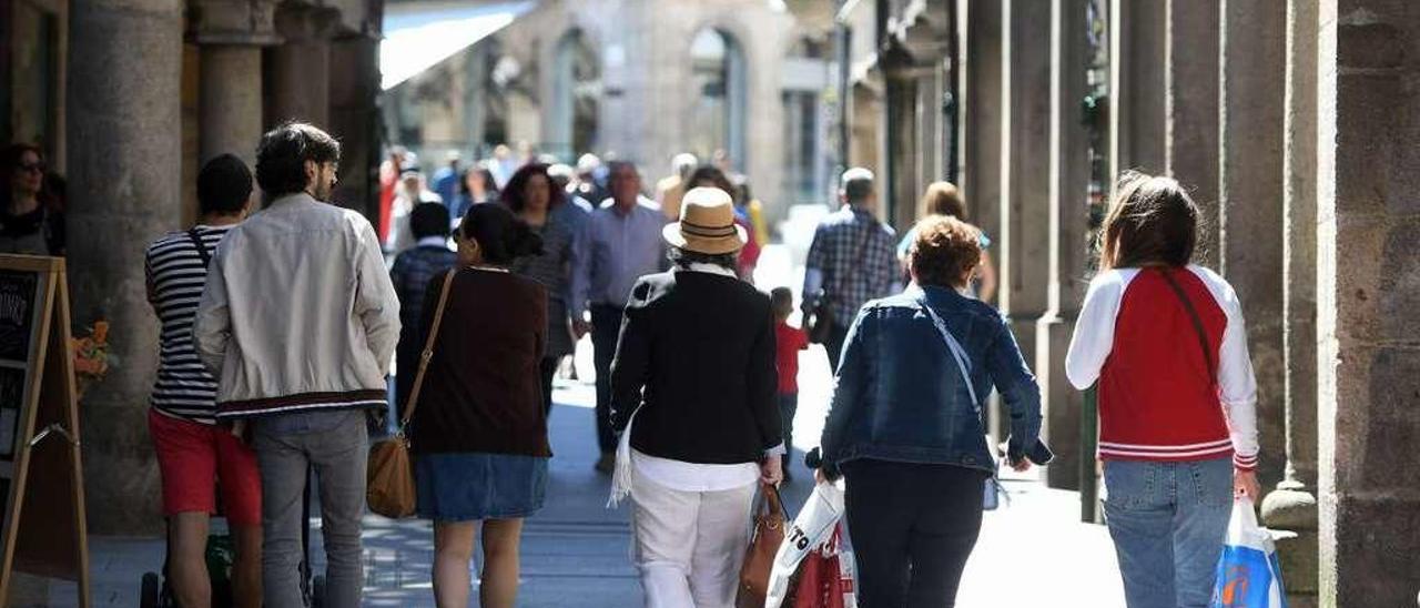 Vecinos de Pontevedra caminando por la zona de los soportales de A Ferrería. // Gustavo Santos