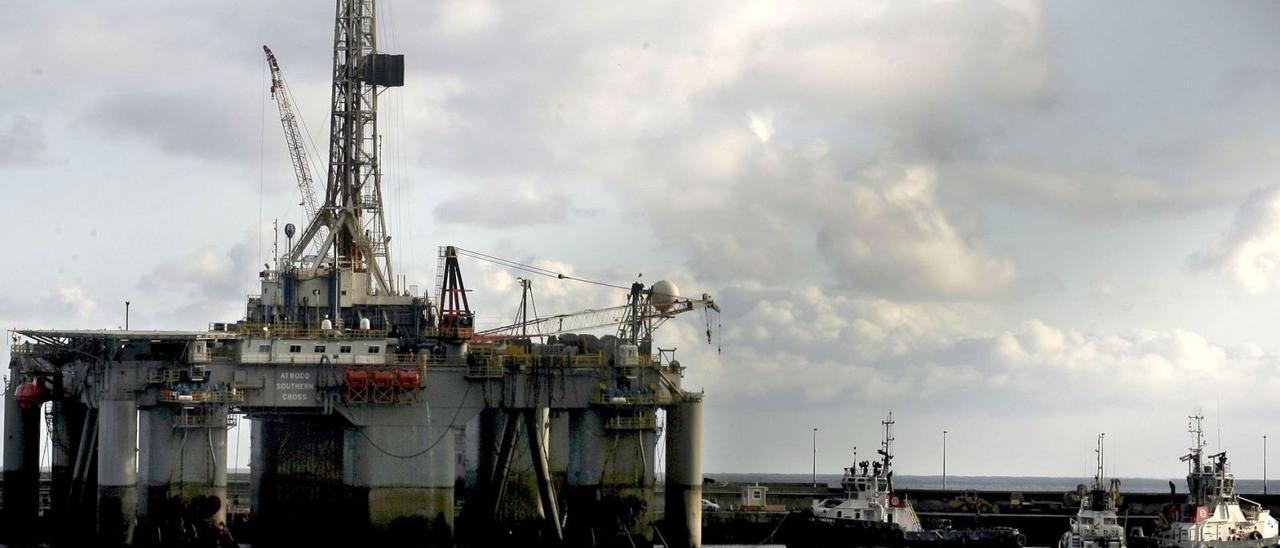 Plataforma petrolífera atracada en el puerto de Santa Cruz de Tenerife para su reparación.