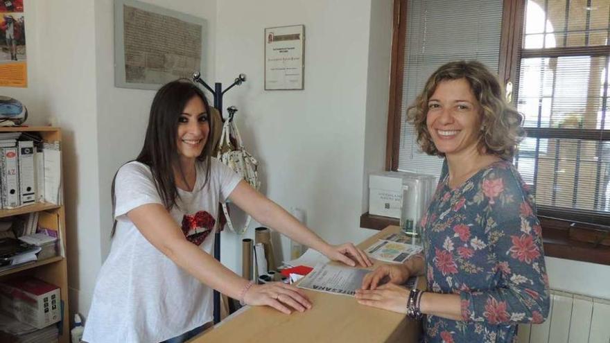 Dos mujeres en la oficina de Turismo en la Plaza Mayor.