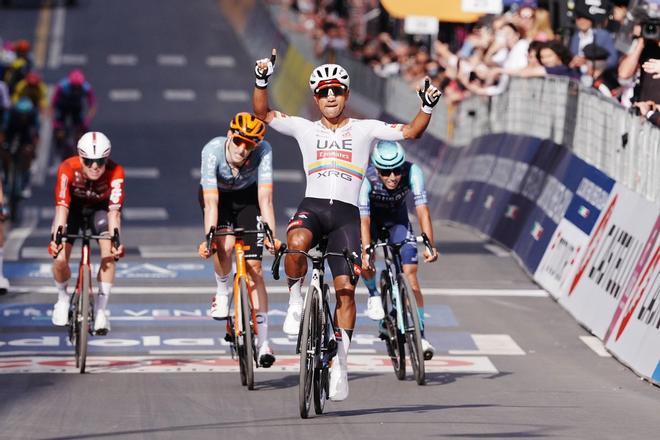 Un UEA tocado le gana la batalla en el Giro a un Movistar al ataque