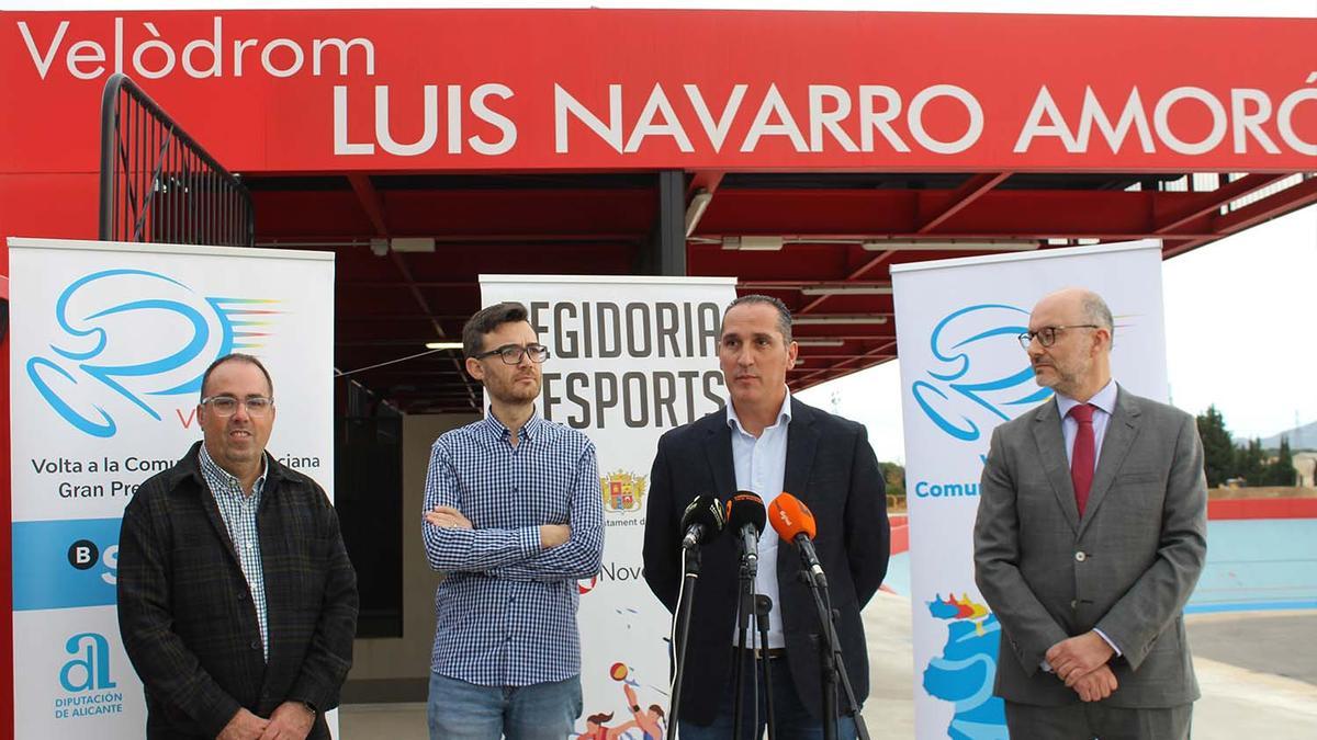 Ángel Casero, con las autoridades de Novelda, este martes