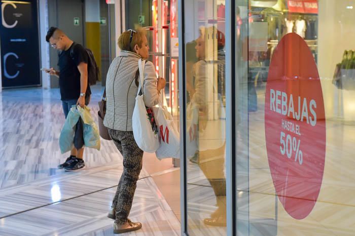 Inicio de las rebajas en el centro comercial Las ...