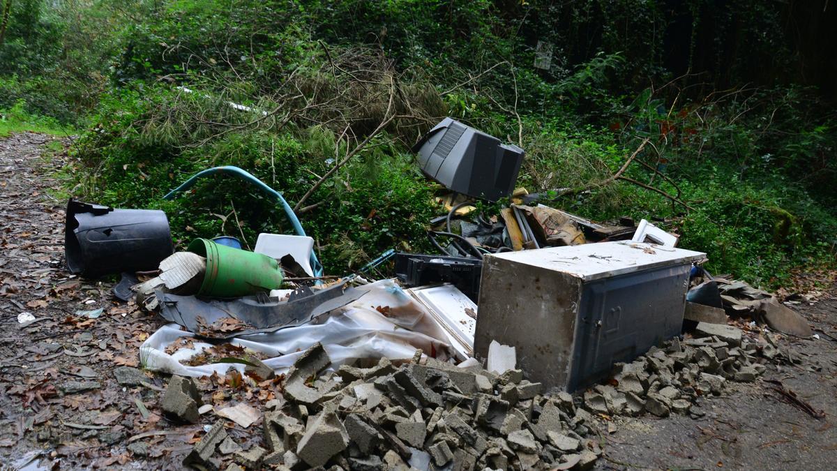 El entorno del vial entre Auga Levada y San Cosme, en Coiro, donde se registran continuos vertidos incontrolados.