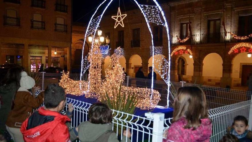 El belén luminoso de la Plaza Mayor y la decoración navideña atrajeron ayer a numerosas familias.