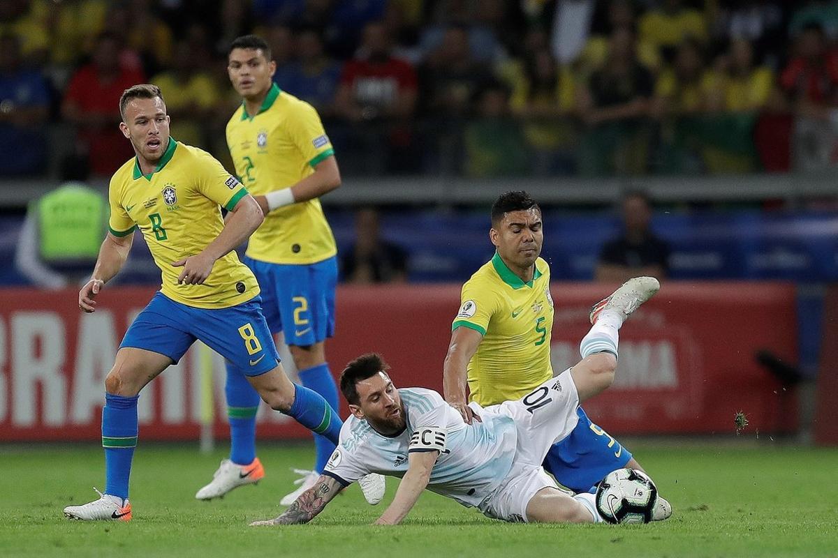 CAF23107  BELO HORIZONTE  BRASIL   03 07 2019 - El jugador de Brasil Casimiro  d  disputa el balon con Lionel Messi de Argentina  durante el partido Brasil-Argentina de semifinales de la Copa America de Futbol 2019  en el Estadio Mineir o de Belo Horizonte  Brasil  hoy 2 de julio de 2019  EFE Fernando Bizerra