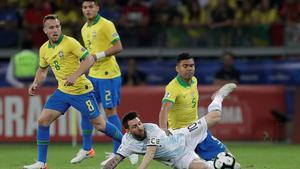 CAF23107  BELO HORIZONTE  BRASIL   03 07 2019 - El jugador de Brasil Casimiro  d  disputa el balon con Lionel Messi de Argentina  durante el partido Brasil-Argentina de semifinales de la Copa America de Futbol 2019  en el Estadio Mineir o de Belo Horizonte  Brasil  hoy 2 de julio de 2019  EFE Fernando Bizerra