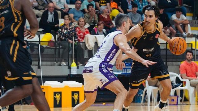 Alonso Meana, con el balón, esta temporada con el Básquet Lliria.  |
