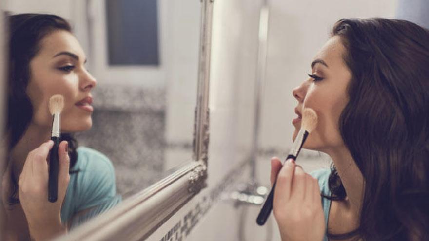 Los peligros de abusar del maquillaje