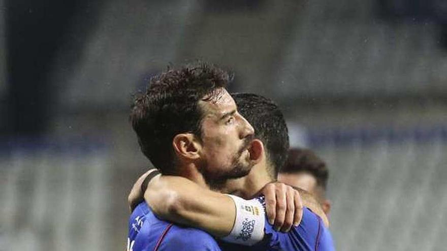 Toché y Linares se abrazan tras el último partido en el Tartiere.