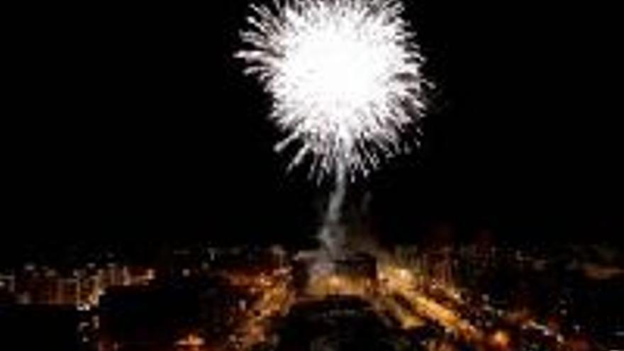 Los cacereños reciben la Navidad con 100.000 bombillas y fuegos artificiales