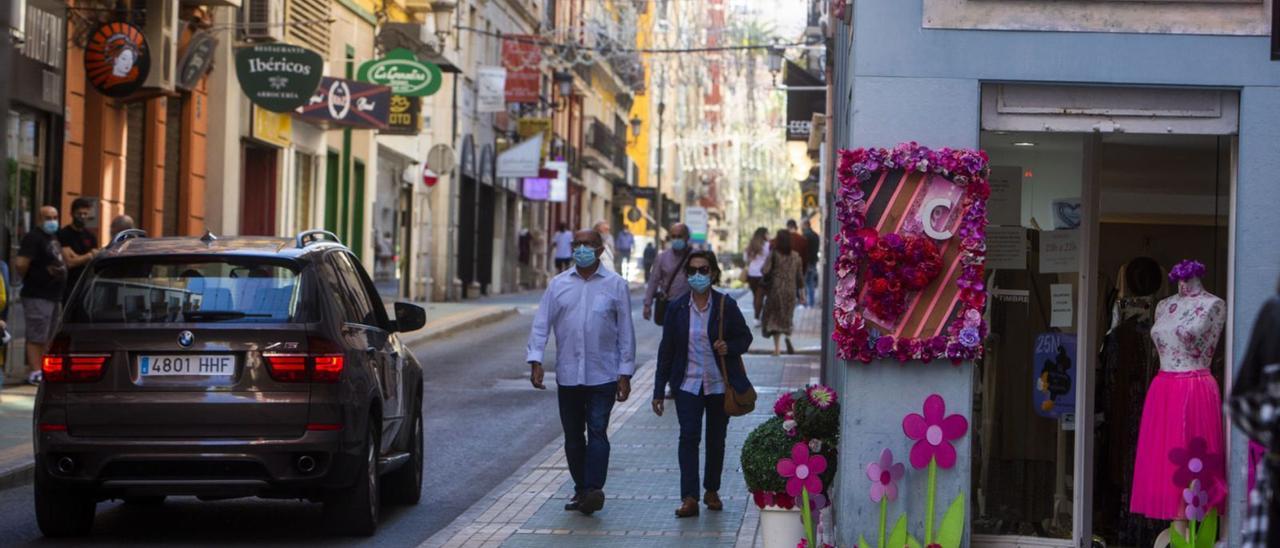 Una de las principales calles comerciales del centro tradicional de la ciudad de Alicante, en una imagen reciente.  | RAFA ARJONES