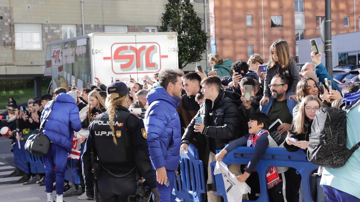 El Atlético de Madrid ya está en Oviedo: el Cholo, aclamado a su llegada por cientos de hinchas