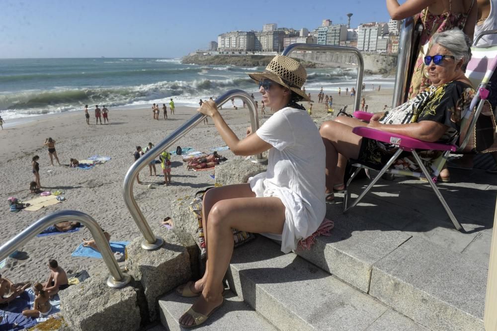 Desalojo de las playas de Riazor y Orzán