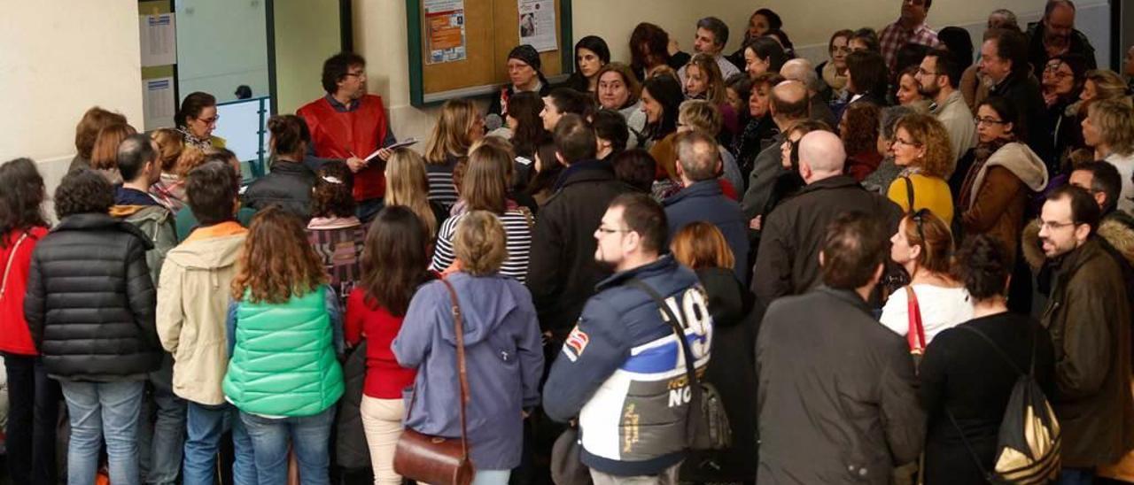 Médicos asturianos a la entrada del examen de una oposición.