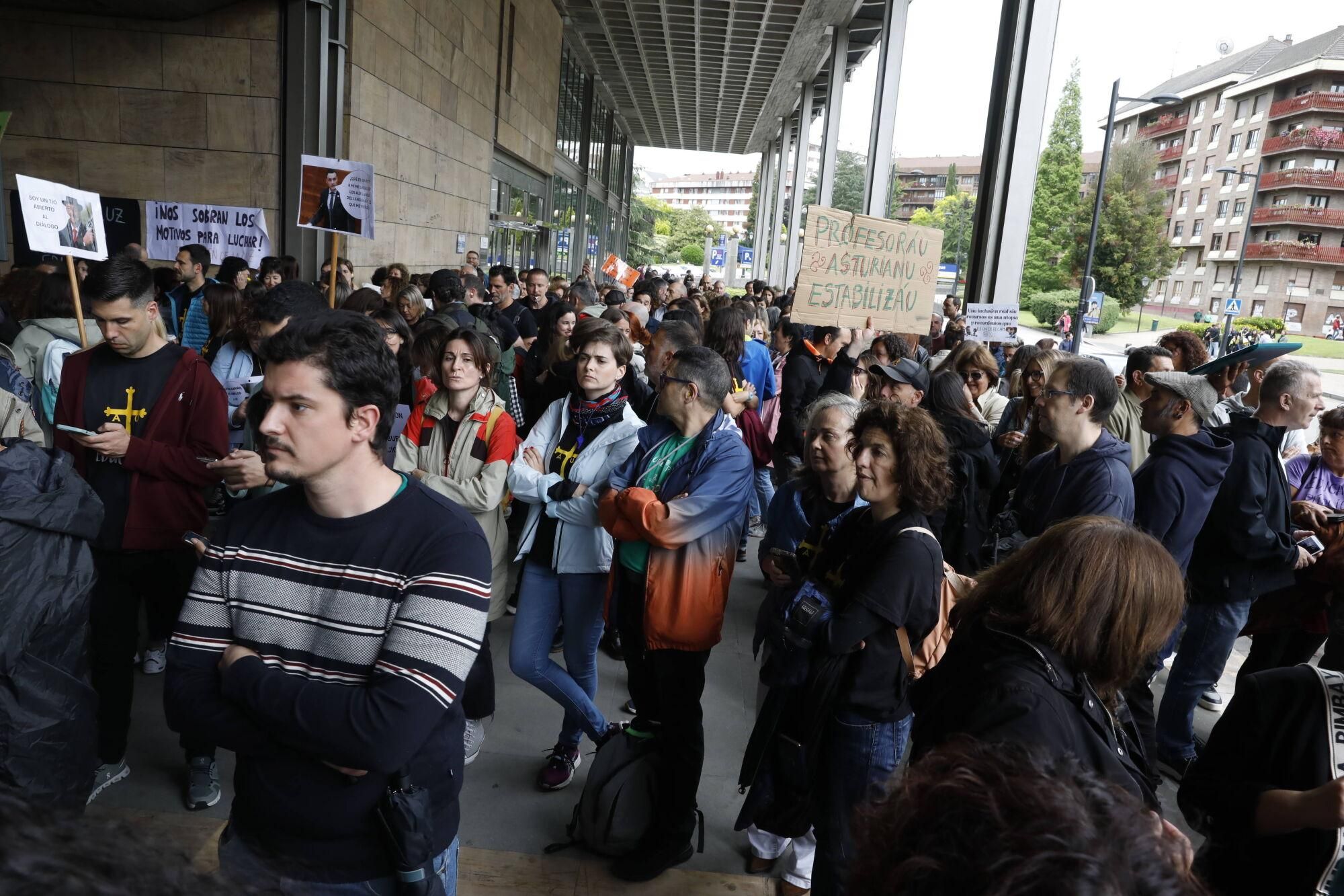 Cientos de profesores se concentran en Oviedo mientras Gobierno y sindicatos negocian.
