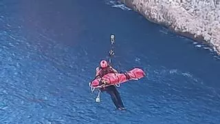 Rescatan a un escalador de 52 años tras caer de 5 metros en el acantilado de Ambolo de Xàbia