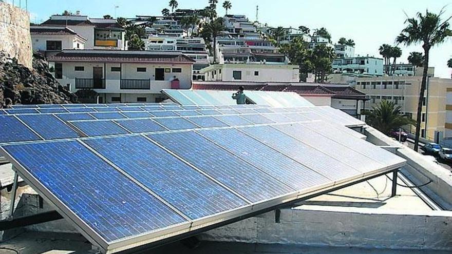 Paneles fotovoltaicos en los apartamentos Norcopia, en el sur de la Isla.