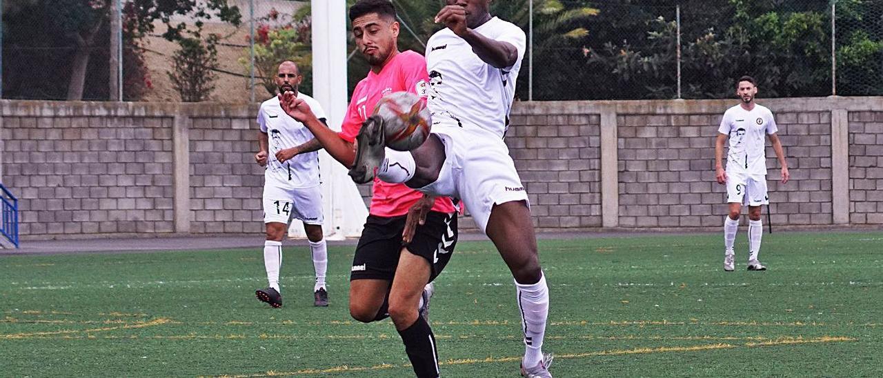 Dos jugadores pugnan por un balón en una acción del choque de ayer. | | JOSÉ ANDRÉS DÉVORA