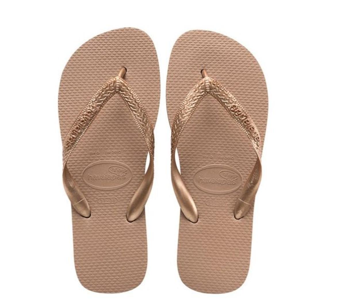 Maleta de Semana Santa para la playa: chanclas doradas