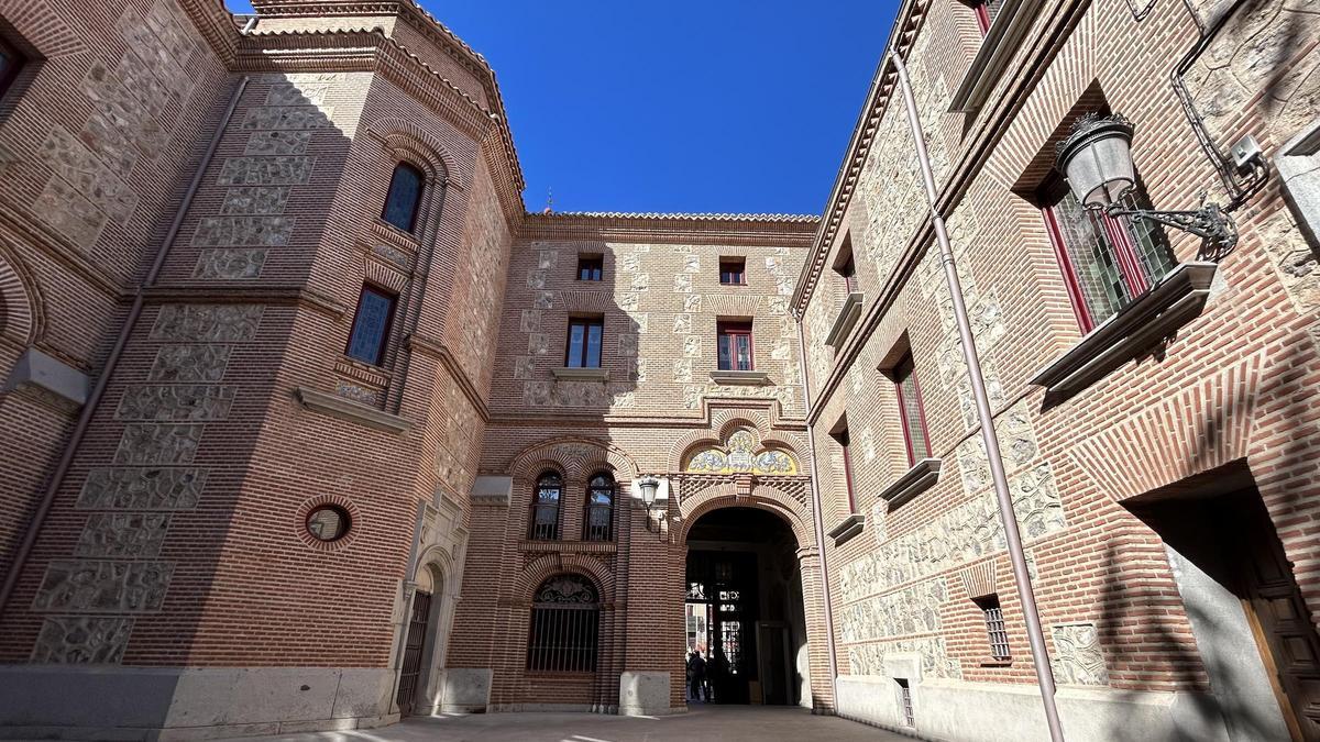 La Casa de Cisneros, situada en la plaza de Villa de Madrid.