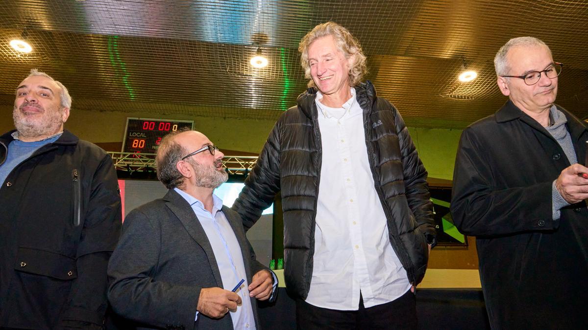 El periodista Javier Ortiz junto al jugador del baloncesto Jiri Okac.