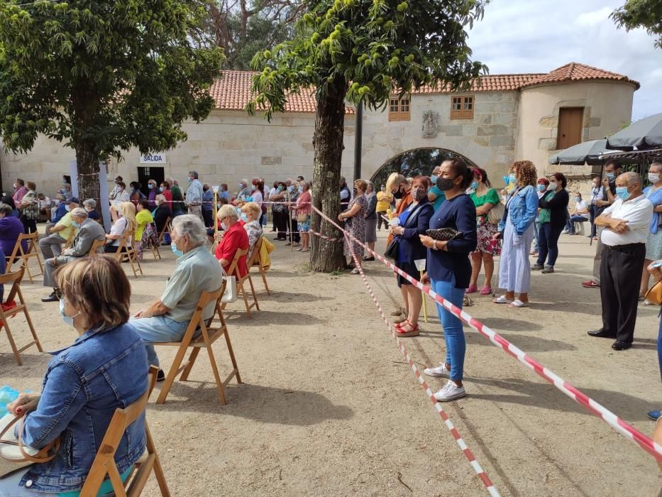 La romería de San Roque en Vigo se ha visto alterada por la normativa de seguridad derivada de la pandemia del coronavirus.