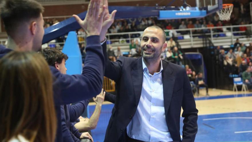 Javi Rodríguez choca la mano con Amarante, en Pumarín. |