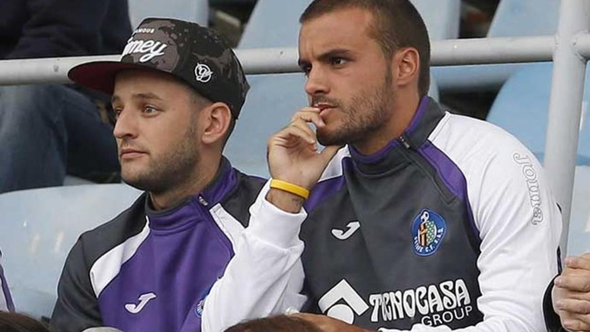 Pedro León en la grada del estadio del Coliseum Alfonso Pérez de Getafe