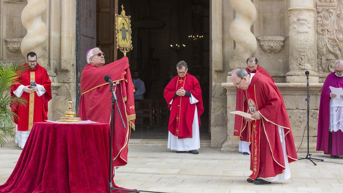 Un instante de la bendición de la Santa Faz, que se realizó en 2020 desde las puertas del monasterio tras suspenderse la romería por el covid