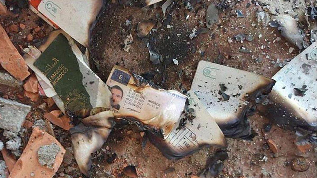 Fotografía cedida por Camp.cat, de los restos quemados del pasaporte y el carné de conducir de Mohamed Hichamy.