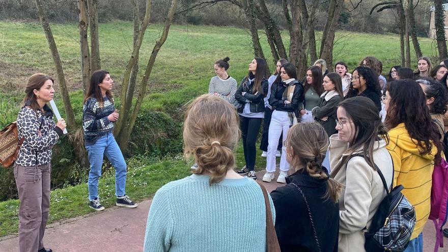 A la izquierda, Marta Herrán y Cristina García durante la salida que realizaron con alumnas en la comarca del Nora.