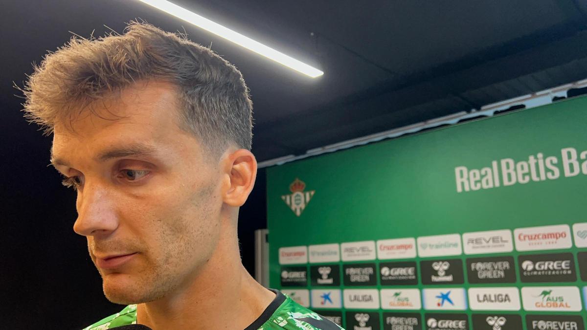 Diego Llorente en la zona mixta tras el Real Betis-Getafe