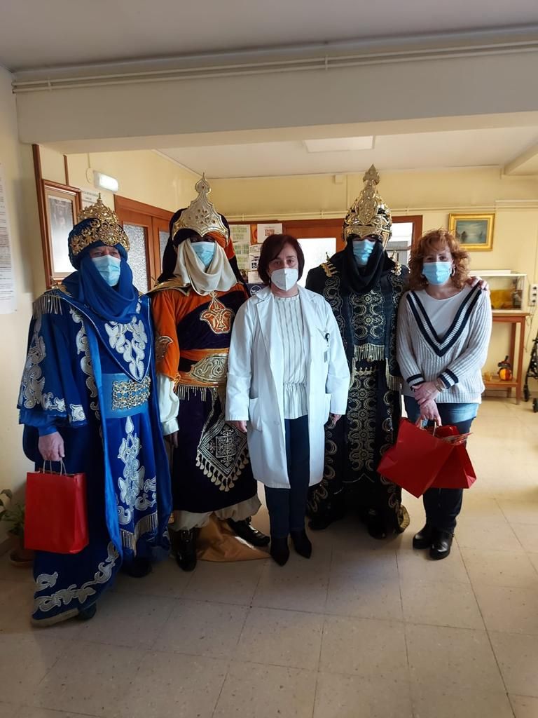 Los Reyes Magos ya están en Villaviciosa: así ha sido su emotivo encuentro con las personas mayores del concejo