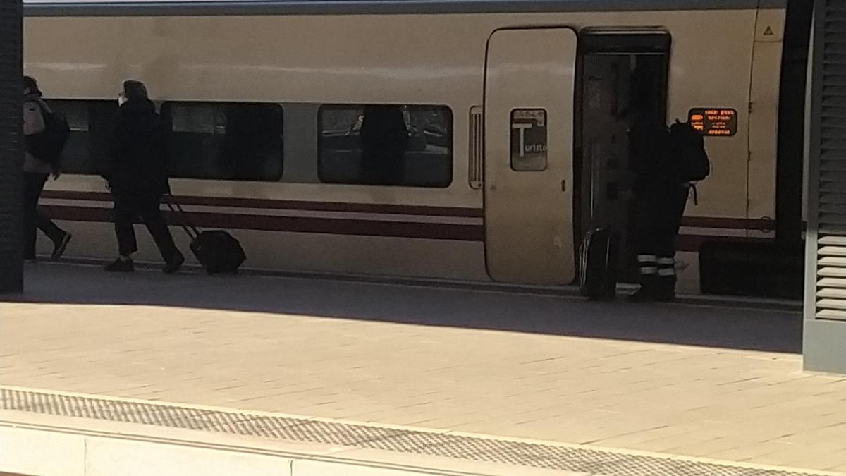 Los viajeros del tren de Madrid de las 14.20 horas llegaron con una hora de retraso