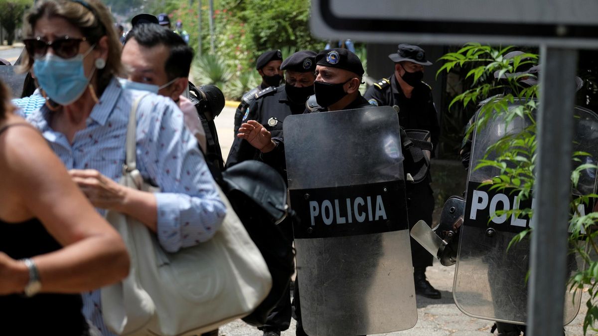 The Police guard the house of Cristiana Chamorro The Police guard the house of Cristiana Chamorro