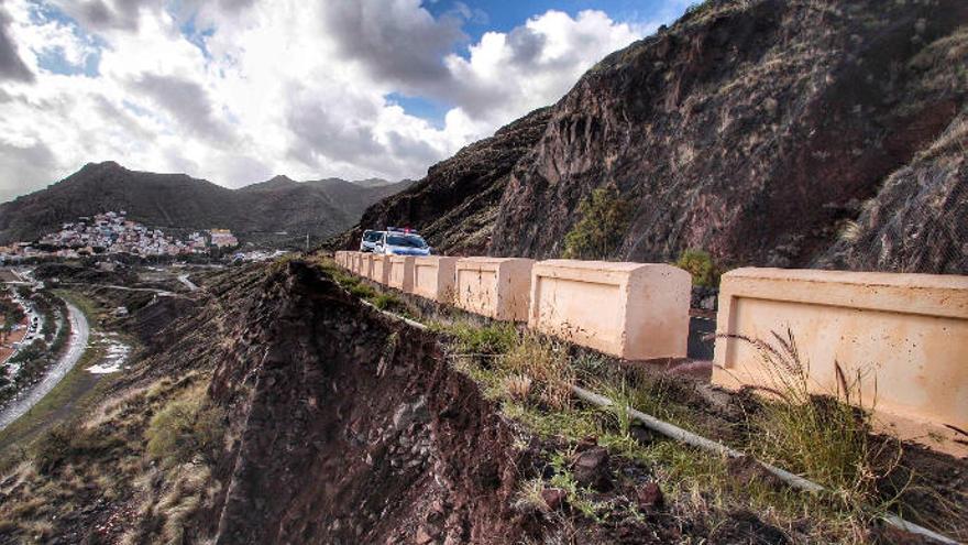 El estado en el que quedó la carretera que une Igueste con San Andrés