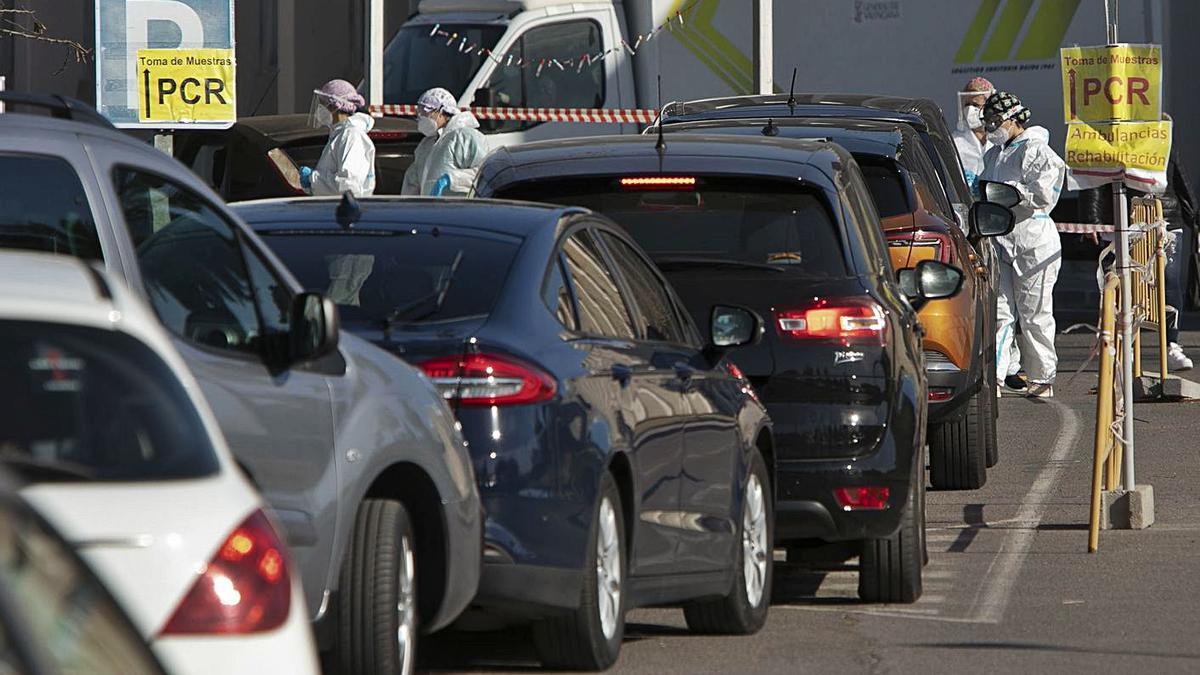 Colas de coches esperando para hacerse una PCR esta semana en el hospital de Sagunt.  | DANIEL TORTAJADA