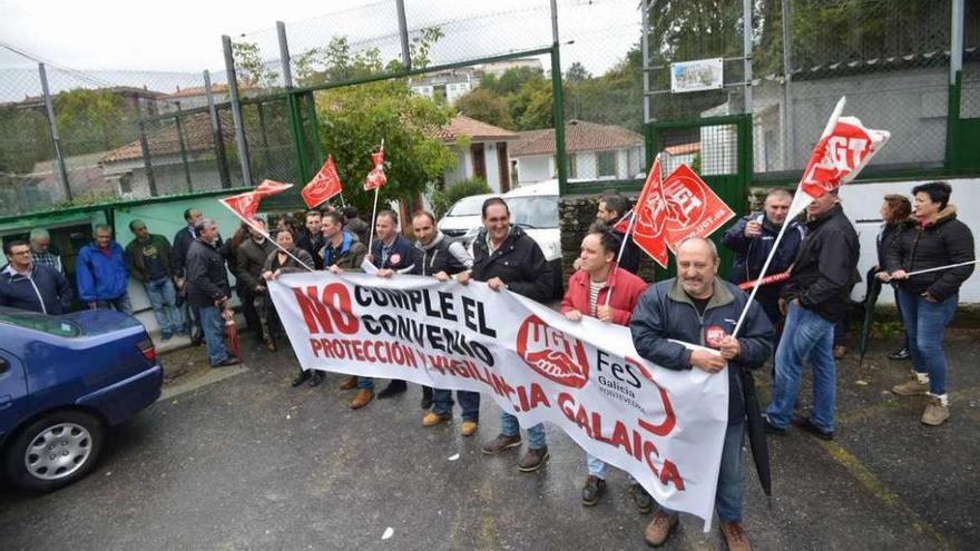 Los afectados, concentrados ayer ante la entrada principal del centro Avelino Montero. // Gustavo Santos