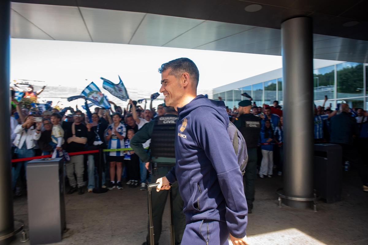 La afición acude en masa a Alvedro para recibir al Dépor tras la victoria en Cádiz