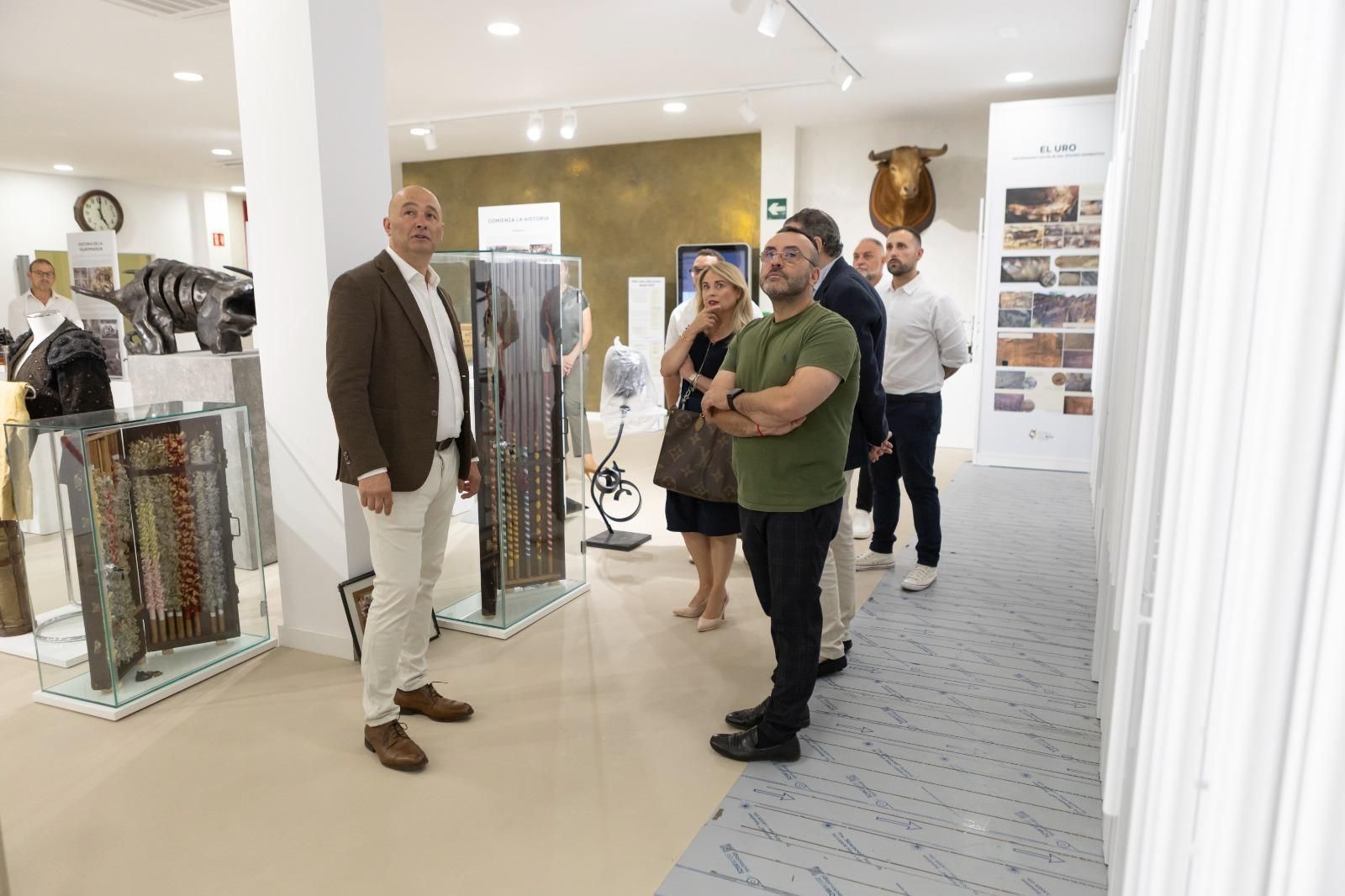 Fotos de la visita del alcalde y la comisión taurina de Vila-real al Museu del Bou de Burriana